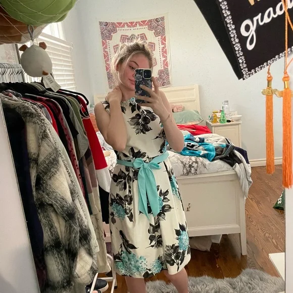 Formal dress - Picture 4 of 5